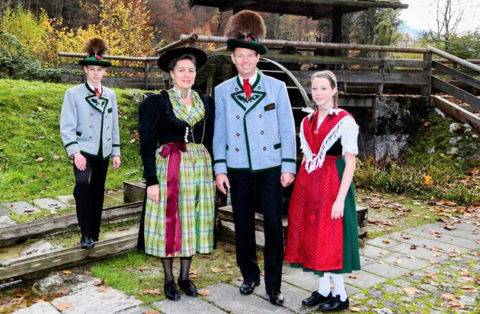 Almrauscher Trachtenverein hochfestliches Gwand